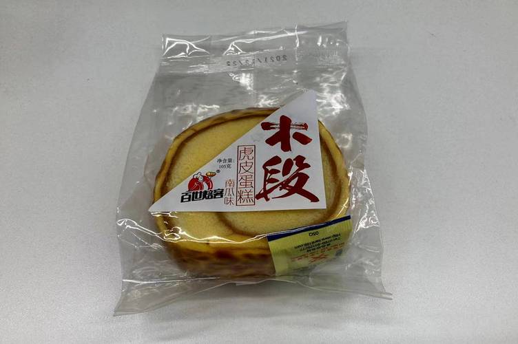 除了便利蜂自己的虎皮卷蛋糕,还有别家工厂制作的产品,前者在便利店称